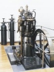 Jednoválcový dieselův motor z roku 1905.