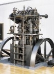 Dvouválcový dieselův motor z roku 1898 měl hmotnost 12,5t. Do roku 1930 byl používán ve fabrice na výrobu papíru.