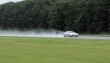 Za zádí Mercedesu SLR McLaren se vzdouvají gejzíry vody.