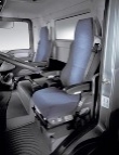 Za pohodlným sedadlom vodiča je malý priestor na odloženie pracovného odevu