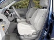 Přední sedadla jsou vybavena bočními airbagy, řidičovo má seřiditelný sklon sedáku ve svislém rozpětí asi 20 mm