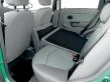 Zadní sedadla s nesouměrně dělenými a sklopnými sedáky i opěradly mají opěrky hlav i tříbodové pásy pro tři cestující