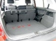 Sklopením zadních sedadel            se zvětší ložná délka zavazadlového prostoru ze 610 na 1130 mm            a jeho objem bezmála čtyřnásobně