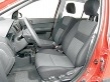 Náznakově anatomicky tvarovaná            přední sedadla mají aktivní opěrky hlav a boční airbagy; řidič může měnit sklon sedáku i jeho výškové nastavení