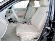 Všestranně seřiditelná přední sedadla s bočními airbagy dobře podpírají tělo i v příčném směru