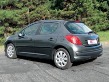 Peugeot 207 má výrazný styling s mohutným integrovaným nárazníkem            a velkým vstupním otvorem chladicího vzduchu jako větší typ 407,            světlomety protažené daleko do nárazníků se prodloužily na víc než 800 mm 