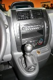 Střed přístrojového panelu nese ovládání klimatizace a rádia s CD přehrávačem