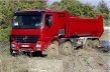 Mercedes Actros 4146 so sklápacou veľkoobjemovou korbou pri brodení hlbokým blatom