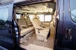 Trafic Minibus nabízí komfortní interiér pro osm cestujících.