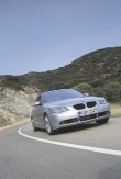 Aktivní řízení a systém DynamicDrivezaručují, že rozměrné BMW řady 5 má chování kompaktního ostrého hatchbacku.