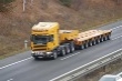 Scania uháněla po dálnici rychlostí 80 km/h.