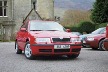 Škoda Octavia 4x4 1.8 Turbo 20V před hotelem Glengarry Castle v Invergarry, který se stal naším útočištěm.