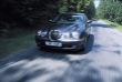 Jaguar je uvnitř menší, zato však působí útulnějším dojmem. Ovládání jeho funkcí je sdruženo do dotykového displeje na středovém panelu. I v provedení vnitřních prostorů je zřejmé moderní pojetí BMW a klasičtější Jaguaru.
