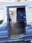 Posuvné postranní dveře na obou stranách vozidla usnadňují manipulaci s převáženými předměty.