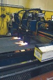 Do výrobních operací ve vídeňské fabrice patří také vypalování plazmovými hořáky.