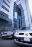 Mazda 3 se prodává pouze s dvojicí karoserií a několika motory. Řada Mégane je však mnohem širší, zahrnuje čtyři typy karosérií a připravuje se kupé-kabrio. Je z ní odvozeno také duo velkoprostorových modelů Scénic.