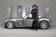 Jedenaosmdesátiletý Carroll Shelby se znovuzrozeným roadsterem Ford Shelby Cobra.