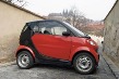 Všude zaparkuje, všude se dostane. To je myšlenka Smartu Fortwo Coupe. Ve městě je jako v ráji, ale zábavnost neztrácí ani mimo něj.