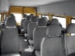 Umístění a tvar sedadel předurčuje minibus spíše ke kratším cestám.