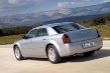 Chrysler 300C využívá spolupráce v rámci koncernu DaimlerChrysler. Motory jsou však vlastní konstrukce.
